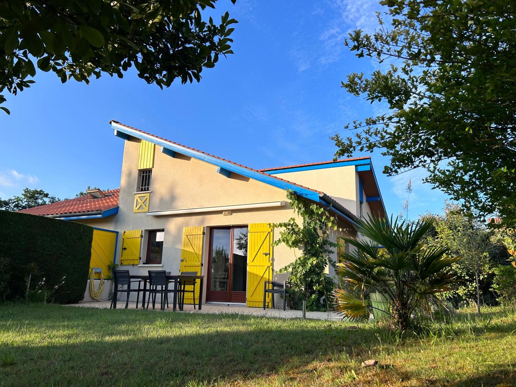 Jolie Maison De Vacances Avec Terrasse Et Jardin Saint-Julien-en-Born Luaran gambar