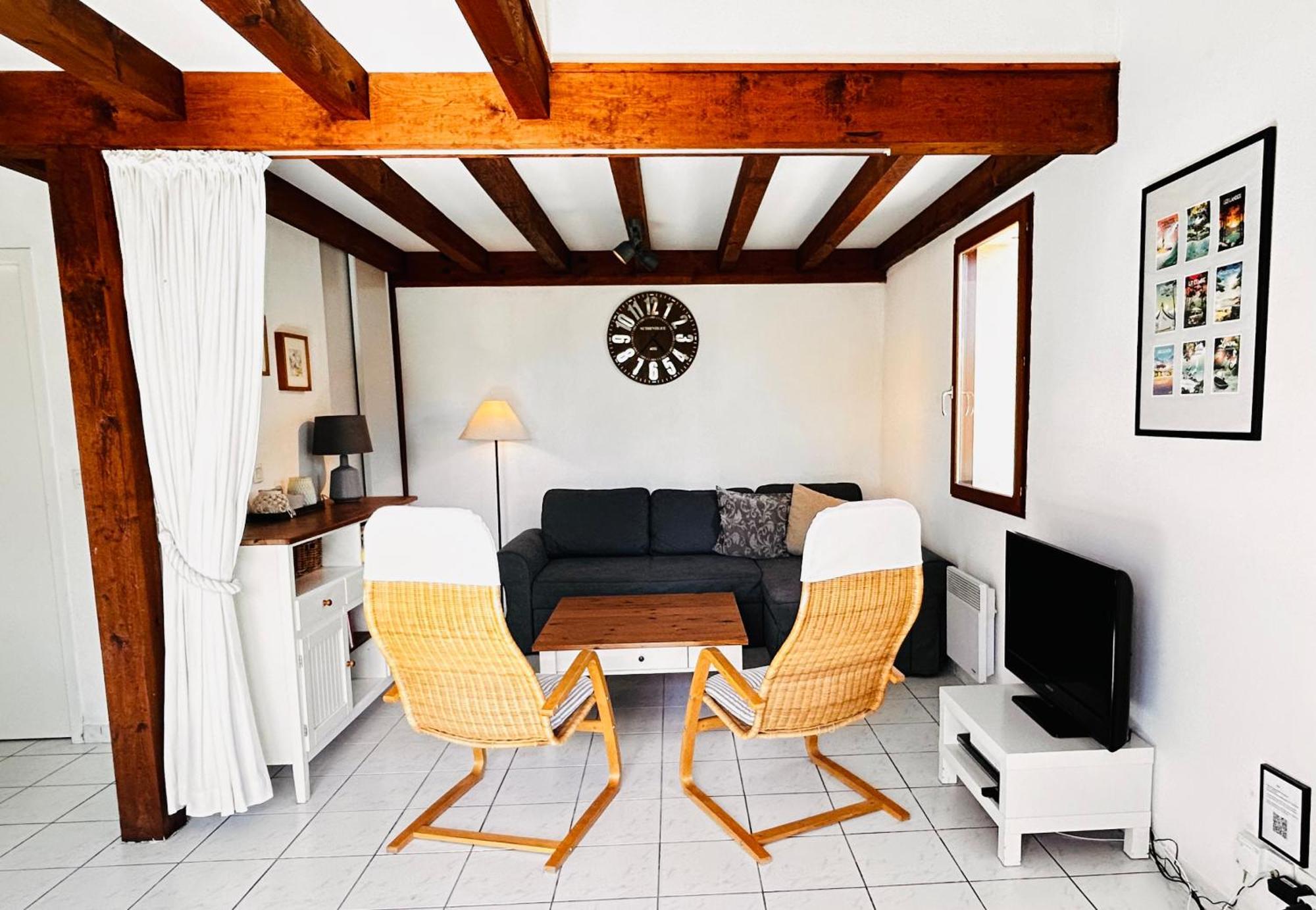 Jolie Maison De Vacances Avec Terrasse Et Jardin Saint-Julien-en-Born Luaran gambar